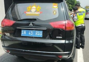 Bikin Geger Gegara Gunakan Plat Asing, Pengemudi Mobil Pajero ini Malah Tunjukkan SIM dan STNK Buatan Negara Kekaisaran Sunda Nusantara Saat Ditilang Polisi, Ngaku Menjabat Sebagai Jenderal di 'Kerajaan'-nya!
