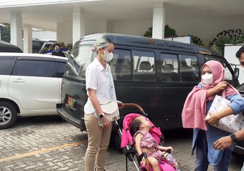 Tampak Tegar, Joanna Alexandra Didampingi sang Anak Lihat Jenazah Raditya Oloan