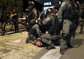 Diancam Mau Diusir dari Pemukiman Sheikh Jarrah, Warga Palestina Bentrok dengan Polisi Israel di Masjid Al-Aqsa, 136 Orang Terluka