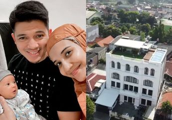 Elegan dan Mewah Bak Gedung Putih, Intip Ruang Tamu di Rumah Artis Zaskia Sungkar dan Irwansyah yang Berwarna Serba Putih Serta Dihiasi Bantal Sofa Hermes Seharga Rp 8 Jutaan