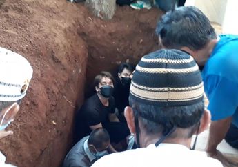 Billy Syahputra Turun ke Liang Lahat untuk Makamkan Jenazah Sapri