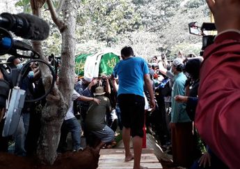 Datangi TPU Tempat Almarhum Sapri Dimakamkan, Nikita Mirzani Jadi Sorotan Warga