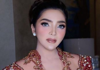 Berpose di Depan Masjid Biru Turki, Tengok Penampilan Berkerudung Ashanty Saat Kenakan Tas Mewah Rp 70 Juta!