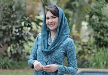 Padahal Suaminya Jadi Wakil Gubernur Jatim dan Hidupnya Bergelimang Harta, Arumi Bachsin Tak Gengsi Ngemper Main Kembang Api di Depan Istananya Bareng sang Buah Hati, Netizen : Anda Terlalu Sederhana