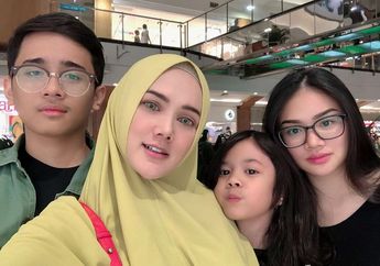 Hidupnya Makin Enak Usai Sang Ibunda Naik Tahta Jadi Anggota DPR RI Bergaji Rp 66 Juta, Putra Mulan Jameela dari Harry Nugraha Rayakan Ulang Tahun Mewah di Restoran dengan Bar