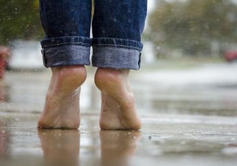 Jarang Diperhatikan, Arti Mimpi Berjalan Tanpa Alas Kaki Ternyata Memiliki Banyak Makna Tersembunyi, Mulai dari Tanda Usahamu Akan Sukses hingga Peringatan Hambatan di Masa Depan