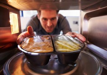 Hindari Penggunaan Wadah Plastik Tertentu Saat Panaskan Makanan Microwave!