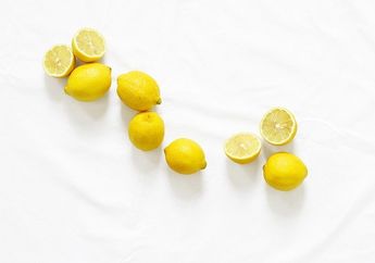 Tak Hanya Membuat Wajah Jadi Cerah, Ini Dia 3 Manfaat Air Lemon untuk Kecantikan Kulit!