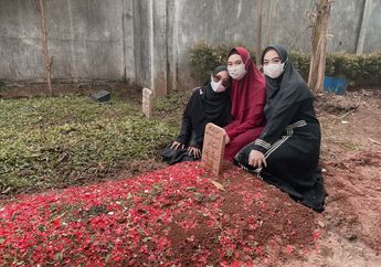 Temani Ria Ricis Ziarah Ke Makam sang Ayah, Oki Setiana Dewi Dapat Secarik Kertas dari Seorang Anak Tak Dikenal: Tulisan Indah yang Menyentuh Hati Saya..