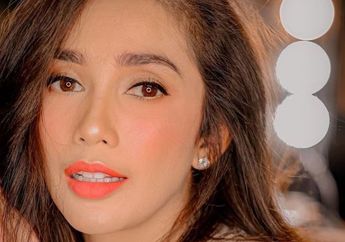 Pamer OOTD Sepulang dari Liburan, Ussy Sulistiawaty Kenakan Tas Mewah Puluhan Juta