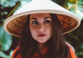 Bergaya Klasik Modern, Tengok Penampakan Ruang Keluarga di Rumah Artis Rianti Cartwright yang Bernuansa Putih Lengkap dengan Rak Buku Menjulang Tinggi