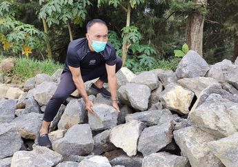 Ternyata Niat Mulia Ini Jadi Alasan Eks Bintang Persib dan Timnas Indonesia Jadi Kuli Batu