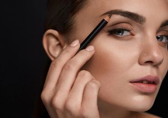 6 Rekomendasi Produk Pensil Alis Lokal Tahan Lama, Cocok Dipakai Sehari-hari!