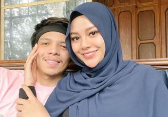 Headband Atta Halilintar Tidak Pernah Ketinggalan, Penggemar Justru Kepergok Sejajarkan Foto Lawas Krisdayanti yang Mirip Anak mantunya, Netizen: Jodoh sama Anaknya!