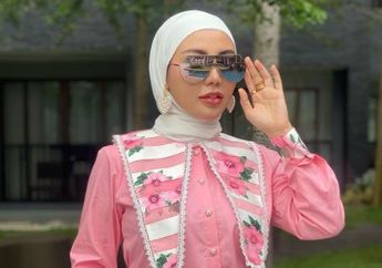 Hidup Serba Mewah Usai Dipersunting Pengusaha Tambang, Bella Shofie Kepergok Nyantai Sambil Main TikTok Bareng Putri Sambungnya di Pinggir Laut, Penampilannya Tetap Cetar Membahana bak Sosialita Kelas Atas!