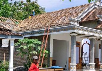 Tak Terima Digugat Cerai Sang Istri Setelah 10 Tahun Ditinggal Merantau ke Hongkong, Pria Ini Nekat Bongkar Atap Rumah