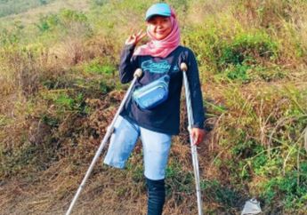 Penuh Haru! Viral Video Seorang Perempuan Hanya Memiliki Satu Kaki, Berhasil Mendaki Hingga Puncak Gunung Sumbing dengan Bantuan Kruk