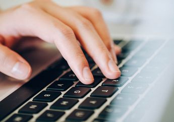 Siap WFH 100%, Jangan Lupa Membersihkan Keyboard Laptop yang Bisa Jadi Sarang Bakteri! Begini Cara Mudahnya