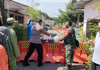 Satu RT di Kediri Lockdown Gegara Belasan Warga Positif Covid-19, Petugas Posko PPKM Langsung Terapkan Karantina Mikro