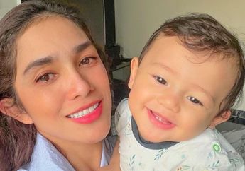 Pamer Foto sang Putra Sehabis Mandi, Ussy Sulistiawaty Bikin Para Selebriti Jatuh Hati dengan Paras Bule Anaknya, Faktanya Bikin Tercengang!