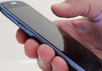 Jangan Lagi Menggunakan HP dengan 5 Cara Ini, Bisa Membahayakan Tubuh