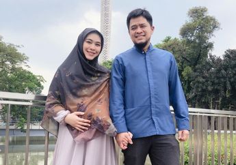 Diam-diam Punya Hunian Megah bak Sebuah Istana, Tengok Mewahnya Ruang Tamu di Rumah Oki Setiana Dewi yang Dihiasi Sekat Kaligrafi Super Besar !