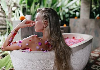 Nyesel Baru Tahu Sekarang! Cukup Pakai Air Mawar Untuk Merawat Rambut, Hasilnya Bikin Kaget