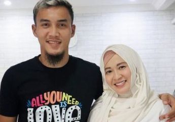 Padahal Baru Rayakan Wedding Anniversary, Okie Agustina Mendadak Kabarkan Kondisi Terkini sang Suami yang Dipasang Selang Infus, Ada Apa Gerangan?