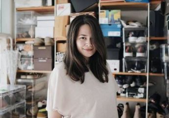 Pamer Rebahan di Depan Kastil Tua Eropa, Sabai Dieter Morscheck Tumpahkan Isi Hati