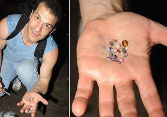 Cuma Modal Pinset Kecil, Pria Ini&nbsp;Raup Penghasilan Rp14 Juta Perminggu dengan Mengais di Trotoar, Ternyata Benda Berharga Ini yang Diburu