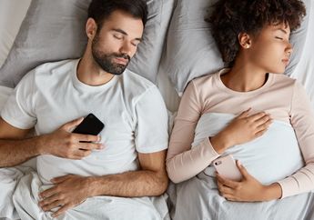 Stop Tidur dengan Ponsel di Sekitar Kamu Atau Dampak Mengerikan Ini Akan Menghantui Kesehatanmu