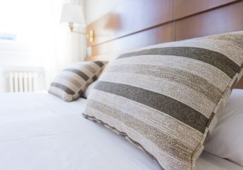 Lakukan Sebelum Menyesal! Begini Cara yang Benar Untuk Mencuci Bantal Tidur