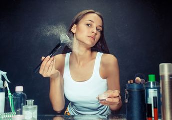 Kantong Kering? Tenang, Cobain Cek 4 Rekomendasi Bedak Tabur yang Cocok untuk Kulit Berminyak Ini, Harganya di Bawah Rp 50 Ribu Aja loh!