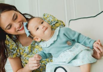Anaknya yang Baru Berusia Satu Tahun Sudah Pintar Berenang, Shandy Aulia Berikan Tips Supaya Anak Cepat Menguasai Olahraga Air Ini