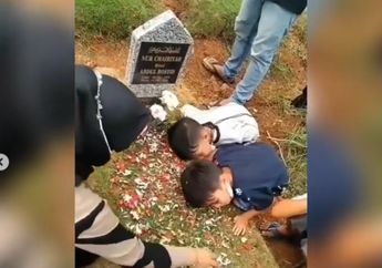 Memilukan, Dua Bocah Ini Panggil-panggil Ibunya di Pusara: Halo, Lagi Ngapain Mama?