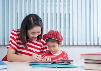 Orangtua Milenial Coba Perhatikan! Ini Cara Membantu Anak Mengerjakan PR Selama Belajar dari Rumah, Jangan Langsung Memberi Tahu Jawabannya