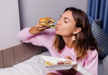 Tolong Jangan Dibiasakan! Makan di Atas Tempat Tidur Mengundang Banyak Penyakit, Ini Alasannya