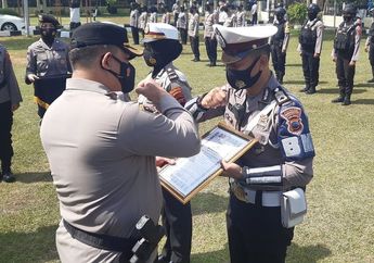 Viral Gegara Bantu Pedagang Koran dan Tisu, Inilah Sosok Bripka Arif Setiawan, Polisi di Solo yang Punya Prinsip Hidup Mulia hingga Disebut Family Man