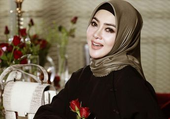 Pakai Baju Ketat, Fashion Hijab Syahrini Pamer Lekuk Dada Curi Perhatian