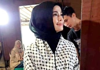 Salut Luar Biasa! Kini Mengasingkan Diri dari Dunia Hiburan Usai Jadi Anggota DPR RI, Suami Tampan Pemeran Tersanjung ini Kepergok Pantang Manyerah untuk Raih Prestasi Setinggi Langit, Fotonya Saat Pakai Toga ini Jadi Saksi!