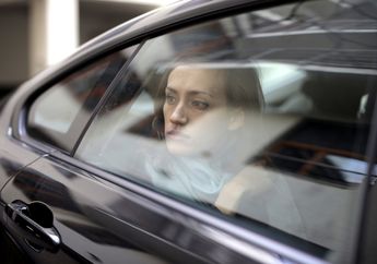 Warga Terpaksa Selamatkan Nyawa Balita yang Terkunci di Mobil dengan Menyiramkan Air, Sikap Sang Ibu Justru Bikin Semua Orang Jengkel, Ini yang Terjadi Kemudian!