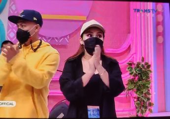 Tertangkap Kamera! Ayu Ting Ting Bolak-Balik Betulkan Pakaian Saat Memandu Acara TV Gegara Hal Ini