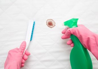Nggak Perlu Pakai Tenaga Ekstra, Begini Cara Mudah Membersihkan Noda Darah Menstruasi di Seprai, Dijamin Kinclong Lagi