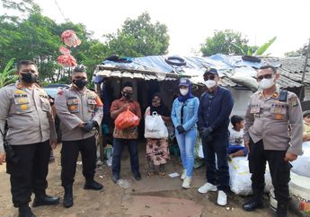 Bella Sofie Bagikan Bantuan untuk Masyarakat Terdampak Pandemi Bersama Kapolsek Cimanggis