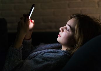 Pria Ini Alami Penyakit Fatal Usai Begadang Sambil Main Ponsel, Ternyata Begini Perubahan Mengerikan Pada Tubuh Akibat Melakukan Kegiatan Tersebut