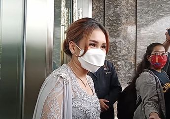 Lemah Gemulai Layaknya Seorang Putri, Ayu Ting Ting Tampak Anggun Saat Hadiri Akad Nikah Lesti Kejora dan Rizky Billar dalam Balutan Kebaya Ini