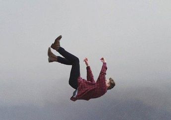 11 Arti Mimpi Terjatuh, Pertanda Depresi hingga Datangnya Cobaan