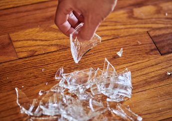 Pakai Sapu dan Vacuum Cleaner Ternyata Nggak Cukup! Begini Cara Aman Membersihkan Pecahan Kaca Hingga Bagian Terkecil