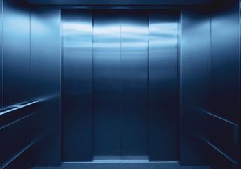 Arti Mimpi Terjebak di Lift Sendirian, Simbol Rasa Terbatas dan Perubahan yang Tertunda