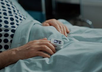 Waspada Bahaya Begadang! Pria Ini Sakit Parah sampai Koma Setelah Tidur di Atas Jam 12 Malam